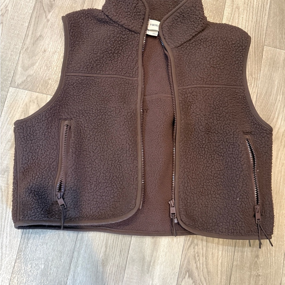 Vuori women’s cropped Fleece Vest